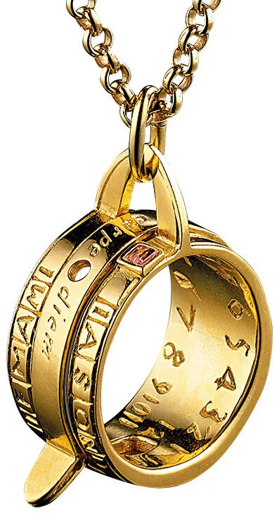 Das Bild zeigt das Collier »Ringsonnenuhr« von Christiane Wendt für Ars mundi. Die Kette aus vergoldetem 925er-Sterlingsilber besitzt einen kunstvoll gearbeiteten Sonnenring mit Gravuren und kleinem Granat, inspiriert von einer historischen Sonnenuhr. Luxuriös und detailreich.