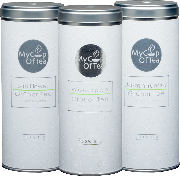 Ein Set von drei Teedosen mit der Aufschrift 'My Cup Of Tea'. Die Sorten sind Lao Flower, Woo Jeon und Jasmin Yuncui, alle mit der Beschriftung '100% Bio' und 'Grüner Tee'. Die Dosen sind hauptsächlich weiß mit silbernen Deckeln.