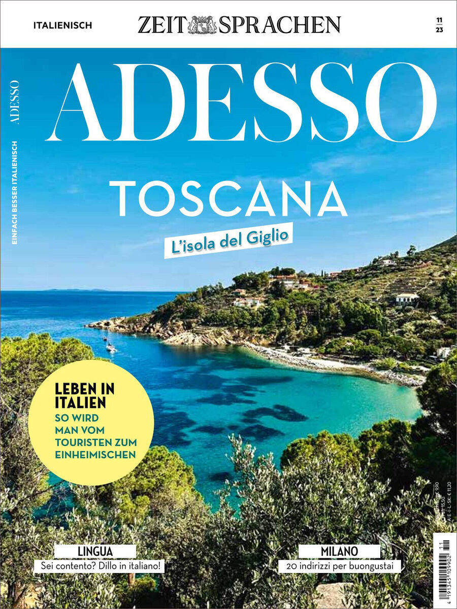Cover des 'Adesso Magazin' Ausgabe 11/2023. Die Abbildung zeigt eine malerische toskanische Küstenlandschaft mit klarem blauem Meer und grün bewachsenen Hügeln. Im Vordergrund eine gelbe Blase mit Text 'Leben in Italien', im Hintergrund der Titel 'Toscana - L'isola del Giglio'.