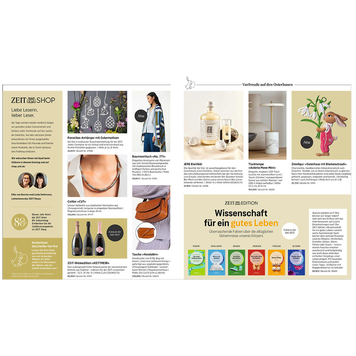 Doppelseite eines hochwertigen Katalogs mit Fokus auf Ostern und Frühling: Links präsentiert ein beige Bereich Oster-Shop-Empfehlungen wie Schmuck, Taschen und Blumenvasen. Rechts sind Parfum, Designvasen, Figuren und eine Empfehlung für Wissenschaftsbücher zu sehen. Filigrane Fotos und klare Struktur.