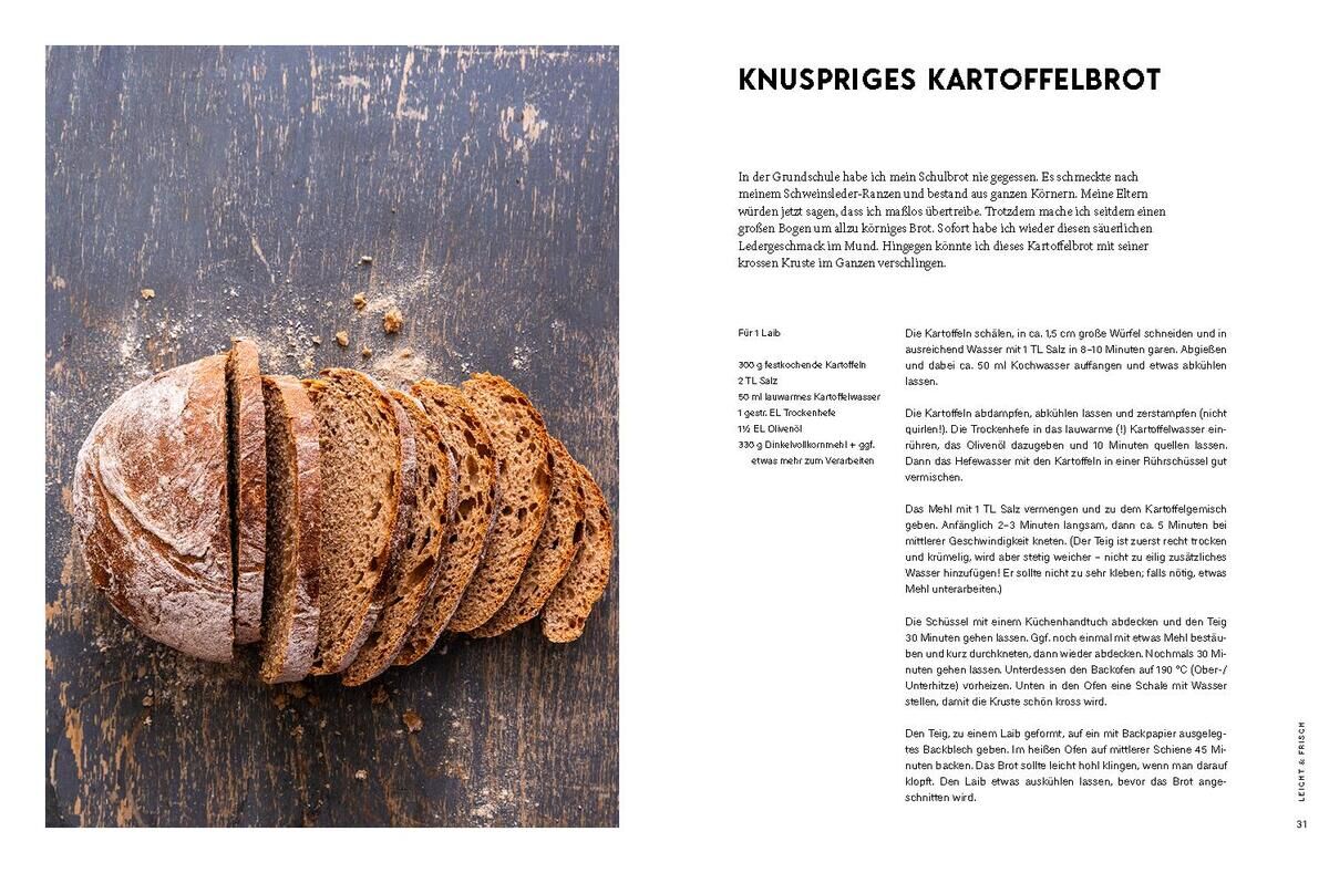 Das Bild zeigt eine aufgeschnittene Laib knuspriges Kartoffelbrot auf einer dunklen Holzoberfläche und eine Textpassage auf der rechten Seite mit dem Titel „Knuspriges Kartoffelbrot“. Das Buch ist von Hennig von Lange mit dem Titel 'Relaxt vegan'.