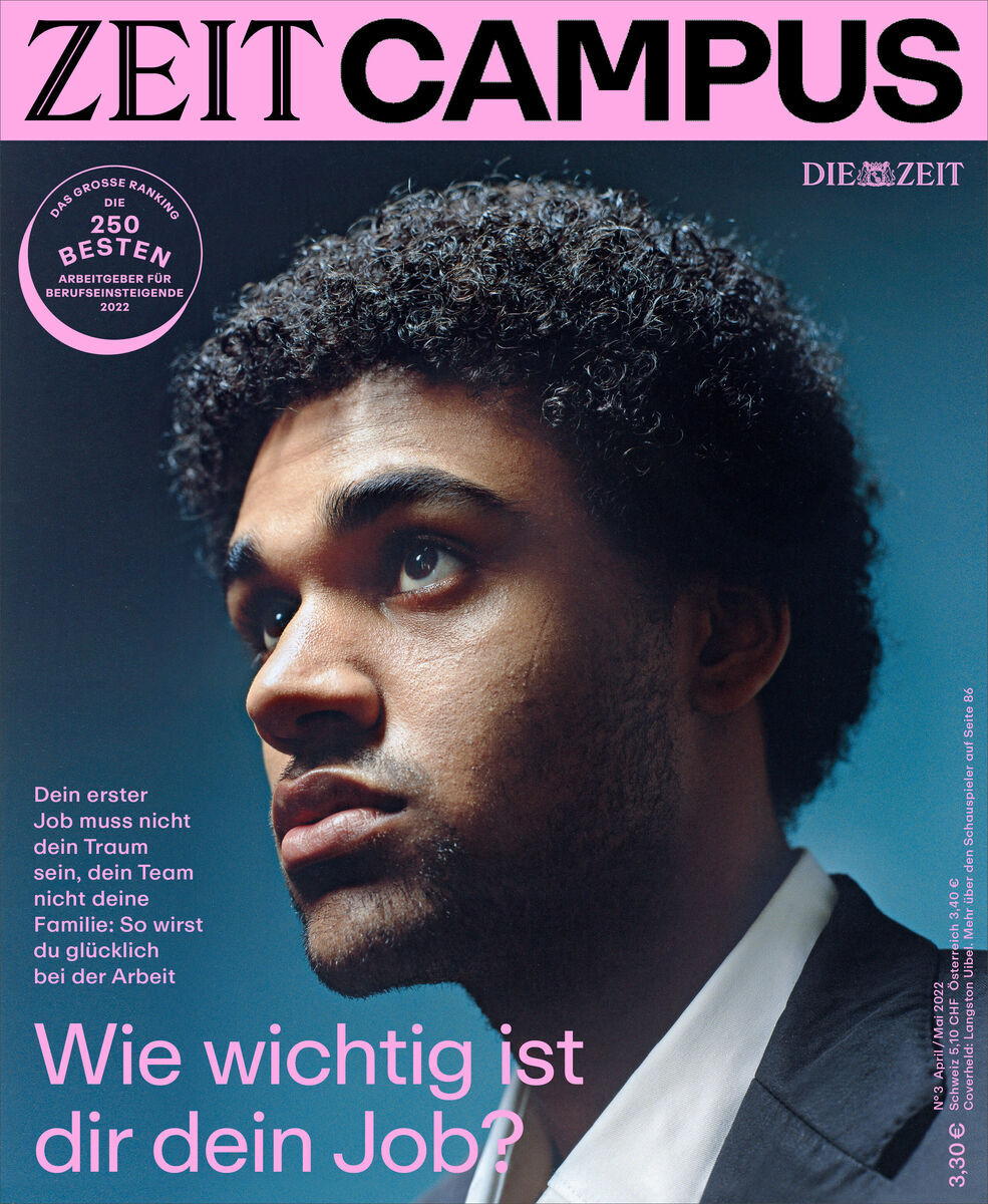 Abbildung des ZEIT Campus Magazins Ausgabe 3/22 mit dem Titel 'Wie wichtig ist dir dein Job?'. Das Cover zeigt einen jungen Mann im Anzug mit Blick nach oben. Der Hintergrund ist überwiegend blau mit rosa und weißen Schriftzügen.