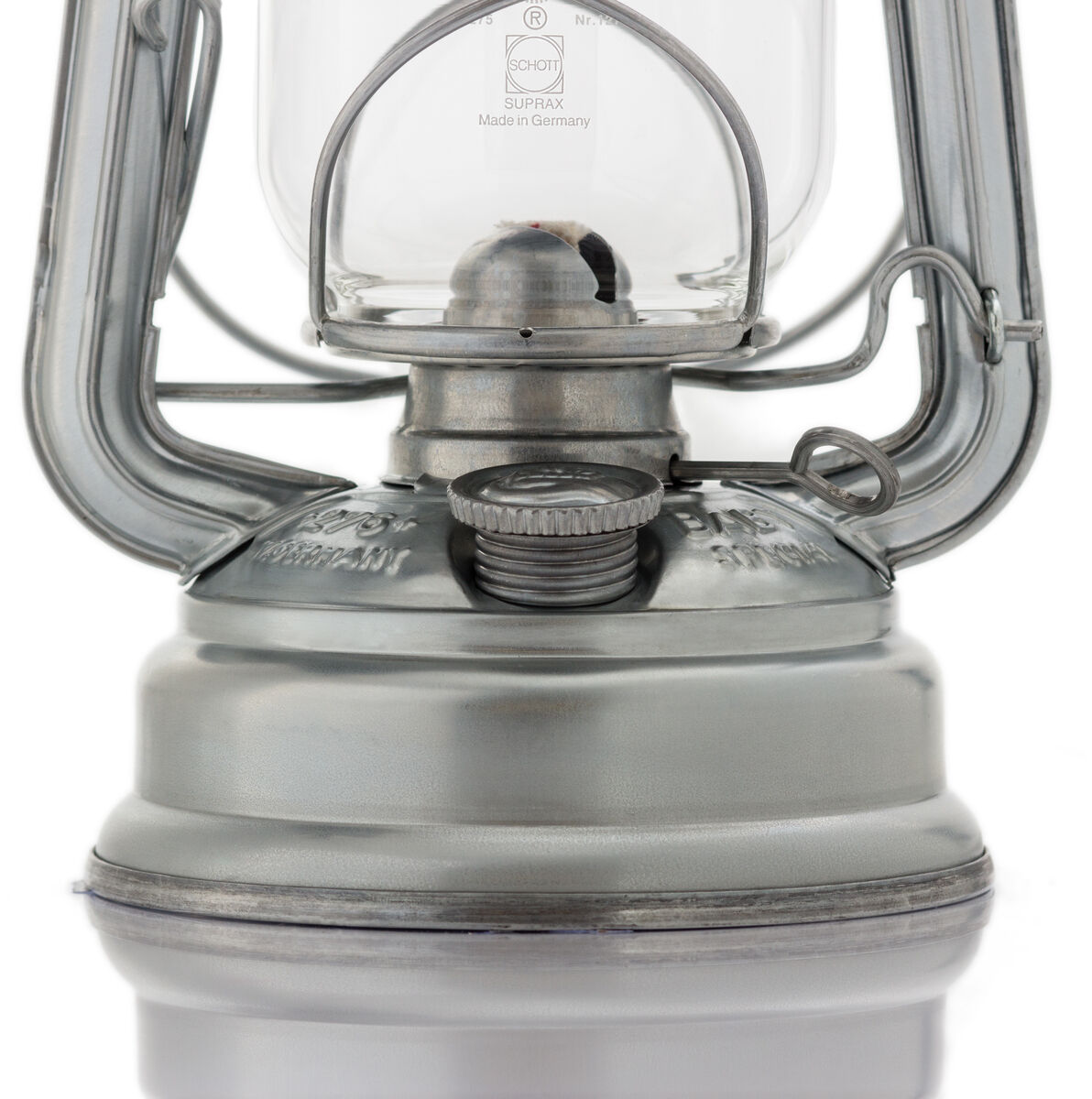 Nahaufnahme einer verzinkten Sturmlaterne mit Glasgehäuse. Die Lampe hat ein robustes, wetterfestes Design und eignet sich ideal für den Outdoor-Gebrauch.