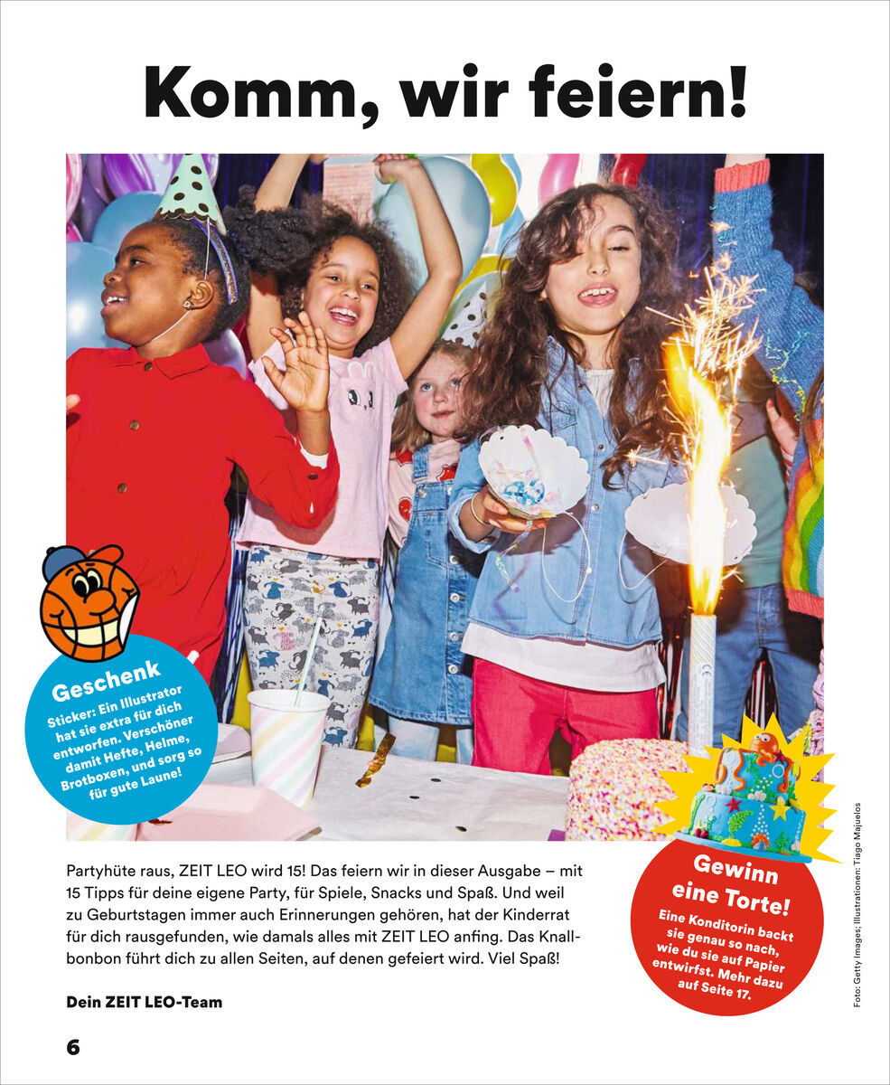 Drei fröhliche Kinder feiern zusammen mit bunten Partyhüten und Luftballons an einem festlich geschmückten Tisch. Im Vordergrund steht eine Kerze als Funkensprühender Tortenaufsatz auf einer Geburtstagstorte. Der Hintergrund ist farbenfroh dekoriert. Junge Zielgruppe sichtbar.