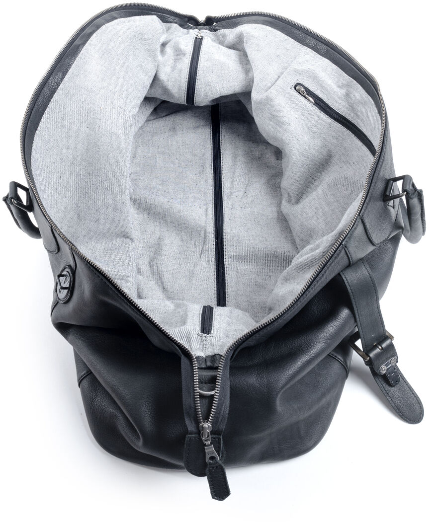 Eine offene ZEIT-Sonderedition Travelbag »Toro« aus Rindleder. Die Tasche ist innen mit einem grau-silbernen Stoff ausgekleidet.