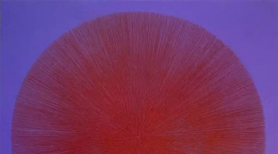 Rundes, rotes Objekt mit feinen, strahlenförmigen Linien vor blauem Hintergrund