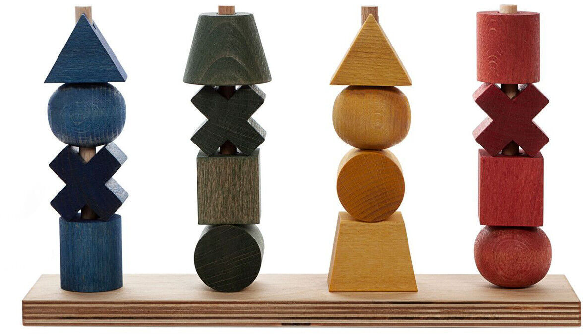 Regenbogen Steckspielzeug mit 26 Teilen. Vier verschiedene Stapel mit unterschiedlichen Formen und Farben, darunter Blau, Grün, Gelb und Rot, auf einer Holzbasis. Perfekt für die Förderung der motorischen Fähigkeiten bei Kindern.