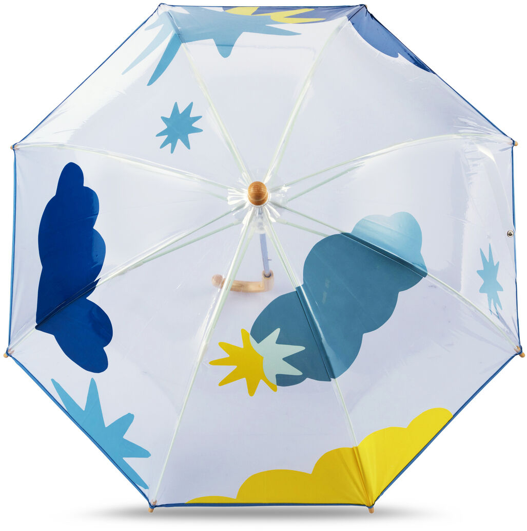 Ein transparenter Kinder-Regenschirm mit blauen und gelben Cartoon-Wolken sowie Sternen. Der Schirm hat einen Holzgriff und einen transparenten Bezug.
