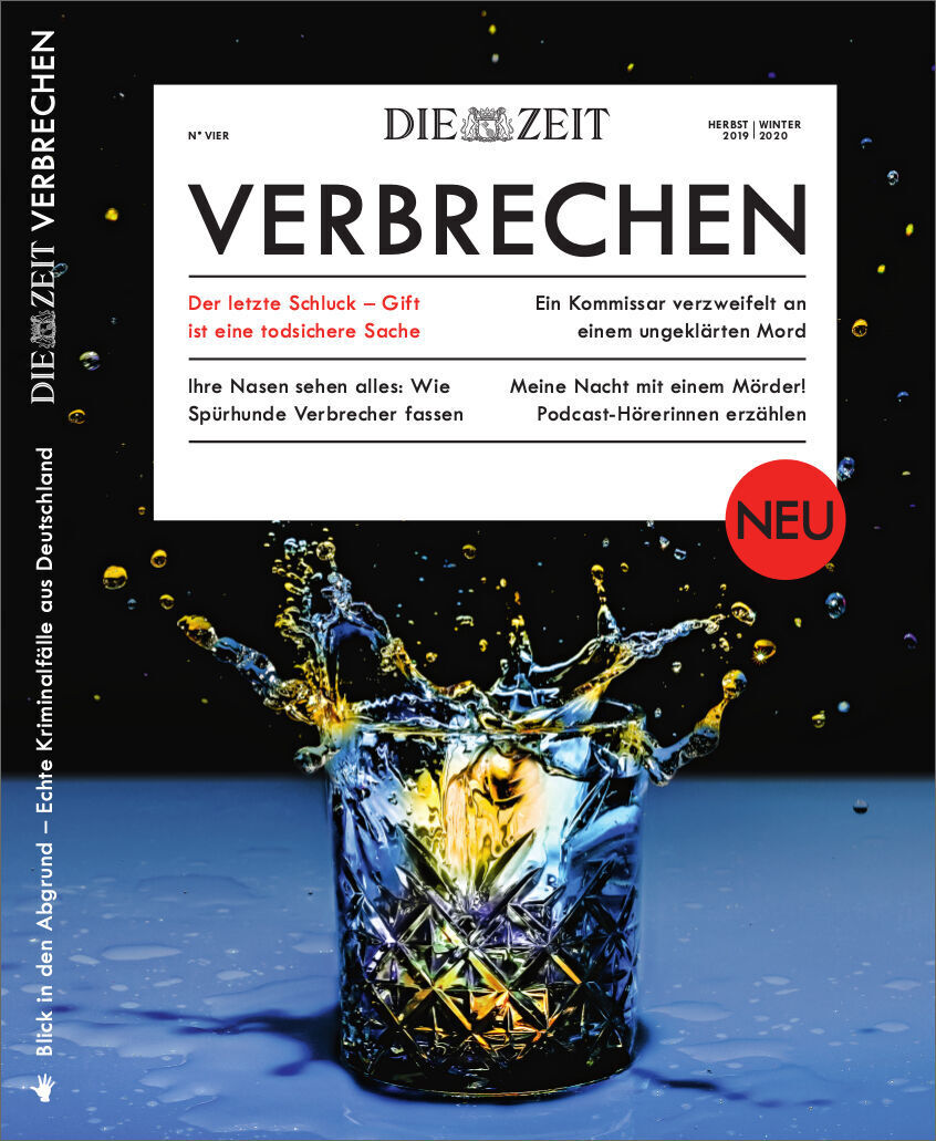 Titelbild von ZEIT VERBRECHEN 4/19, Zeitschrift der Herbst/Winter-Ausgabe 2023/2024 mit dem Titel 'Verbrechen'. Auf dem Cover wird ein Glas dargestellt, aus dem Flüssigkeit spritzt. Textpassagen auf dem Cover weisen auf Geschichten und Artikel über Gift, Ermordungen und Ermittlungsmethoden hin. Der Hintergrund ist dunkelblau bis schwarz, Akzente in Gelb und Orange.