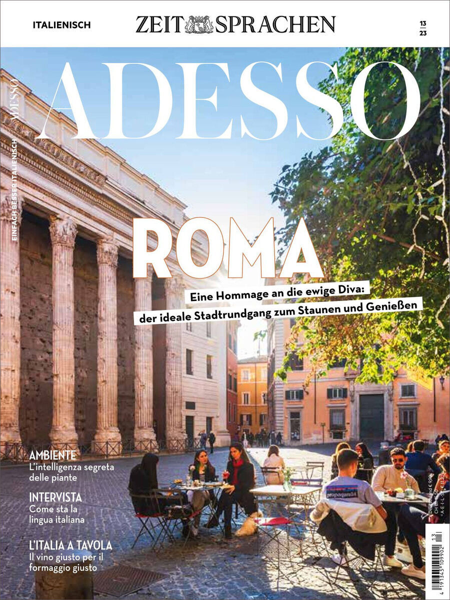 Titelseite des Adesso Magazin 13/2023. Das Cover zeigt eine sonnige Straßenansicht von Rom mit historischen Gebäuden, Menschen, die im Freien in einem Café sitzen, und das Hauptthema 'Roma' in großen weißen Buchstaben.
