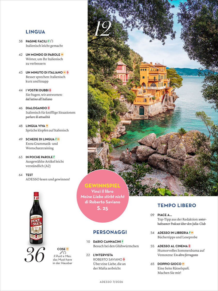 Magazininnenseite mit Inhaltsverzeichnis, links Textspalten mit Rubriken zu Sprache, Persönlichkeiten und Freizeit, rechts oben großes Foto einer bunten Villa an Felsküste am türkisblauen Meer, umrahmt von Bäumen. Runde Infografik zu Gewinnspiel, kleine Flasche unten links.