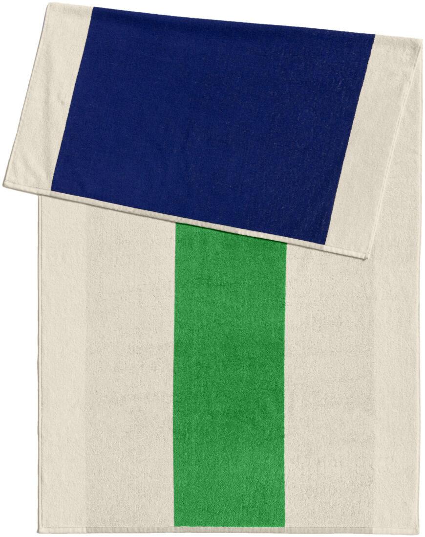 Ein Strandtuch mit einem breiten grünen Mittelstreifen und einem blauen Bereich am oberen Ende. Der Hintergrund des Tuchs ist weiß.