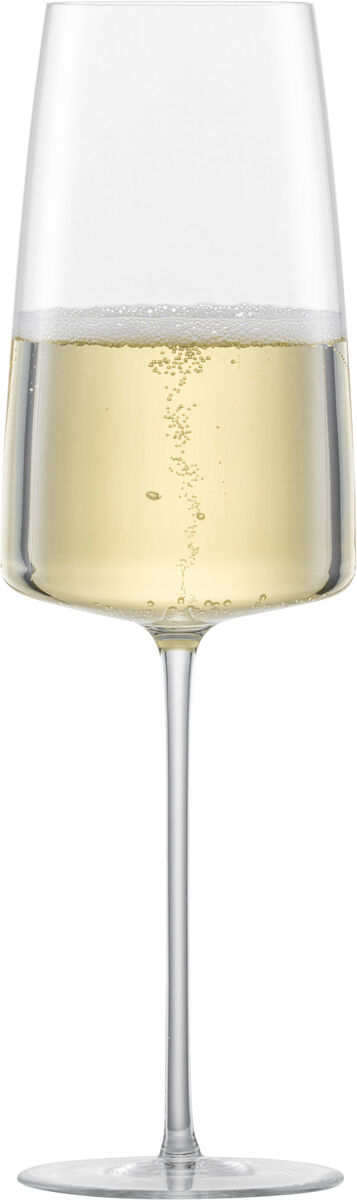 Zwei schlanke, durchsichtige Sektgläser mit goldschimmerndem Sekt und aufsteigenden Bläschen.