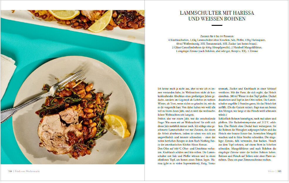 Das Bild zeigt eine Doppelseite aus dem Kochbuch »Frisch vom Wochenmarkt«. Links ist ein Gericht angerichtet: Lamm mit Harissa und weißen Bohnen, auf einem weißen Teller auf hellblauem Untergrund. Rechts befindet sich die Rezeptbeschreibung in schwarzem Text auf weißem Hintergrund. Im Hintergrund sind weitere Zutaten und Texturen sichtbar.