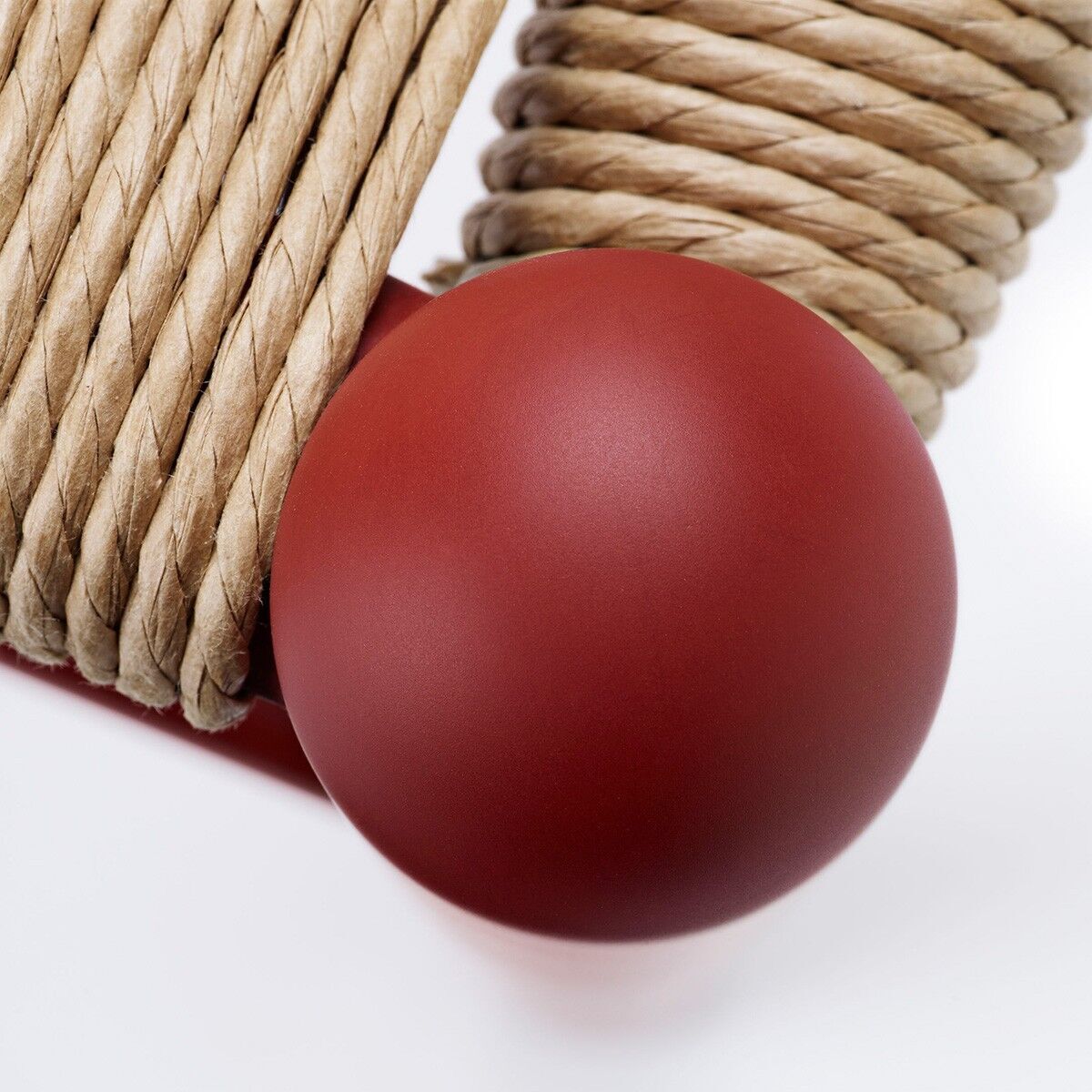 Nahaufnahme von einem Sitzmöbel mit roten und beige-braunen, geflochtenen Elementen. Die Sonderedition »Stuhl CH24 Soft« von Carl Hansen zeigt minimalistisches Design und hochwertige Verarbeitung.