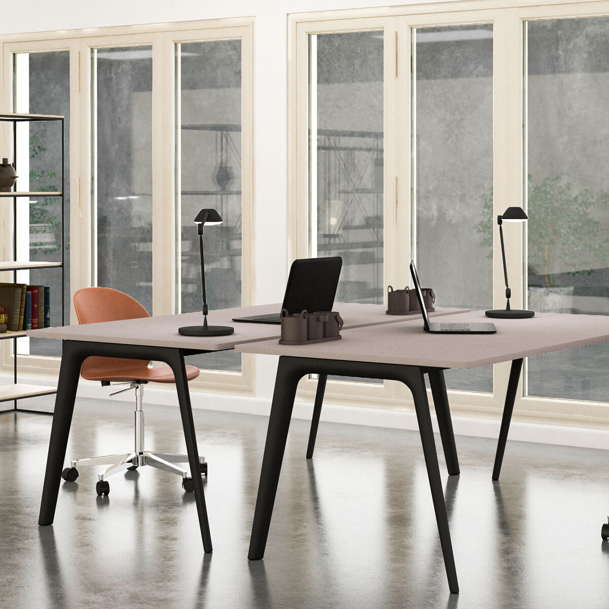 Modernes Büro mit zwei Schreibtischen, die mit der Tischlampe »AQ01™« von Fritz Hansen ausgestattet sind. Der Raum hat große Fenster, minimalistische Möbel und grauen Boden.