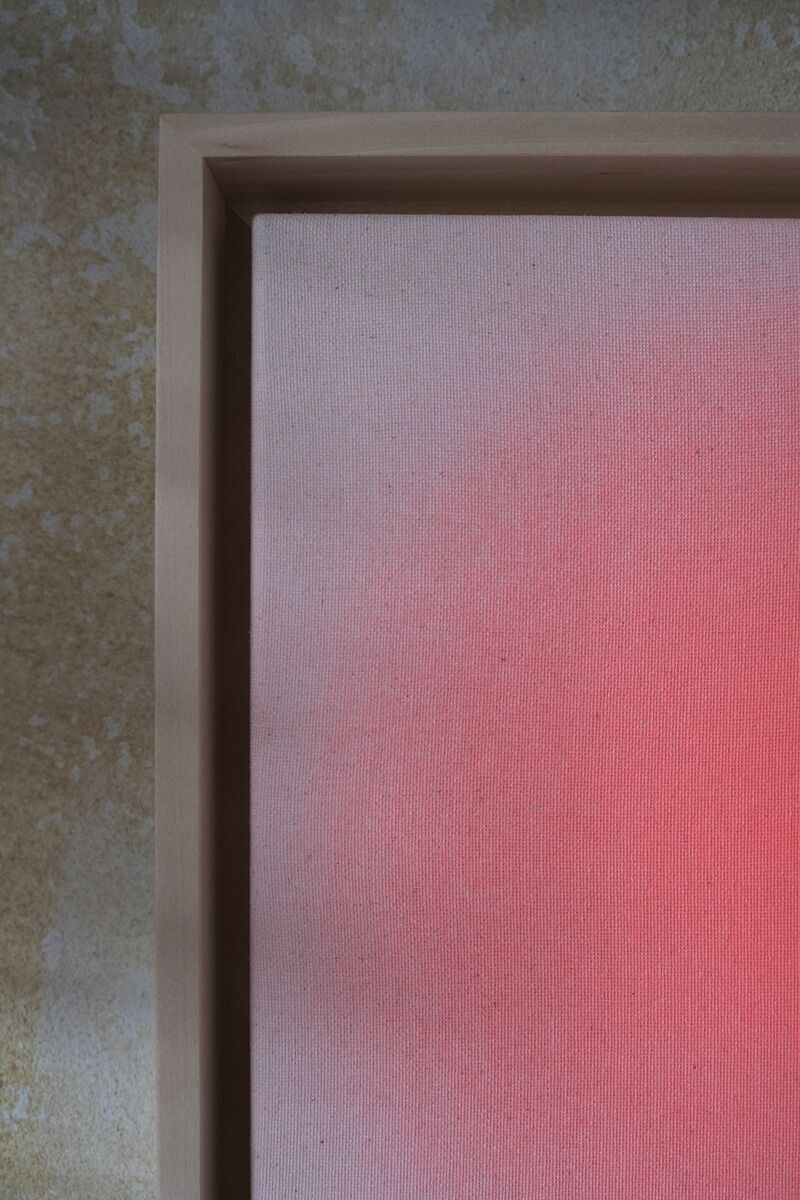 Detailaufnahme eines Kunstwerks der ZEIT-Sonderedition Sorbet in Rot (30x30cm). Das Bild zeigt einen Teil der Leinwand mit subtilen Farbverläufen in Rot und Rosa, eingerahmt in einen hellen Holzrahmen.