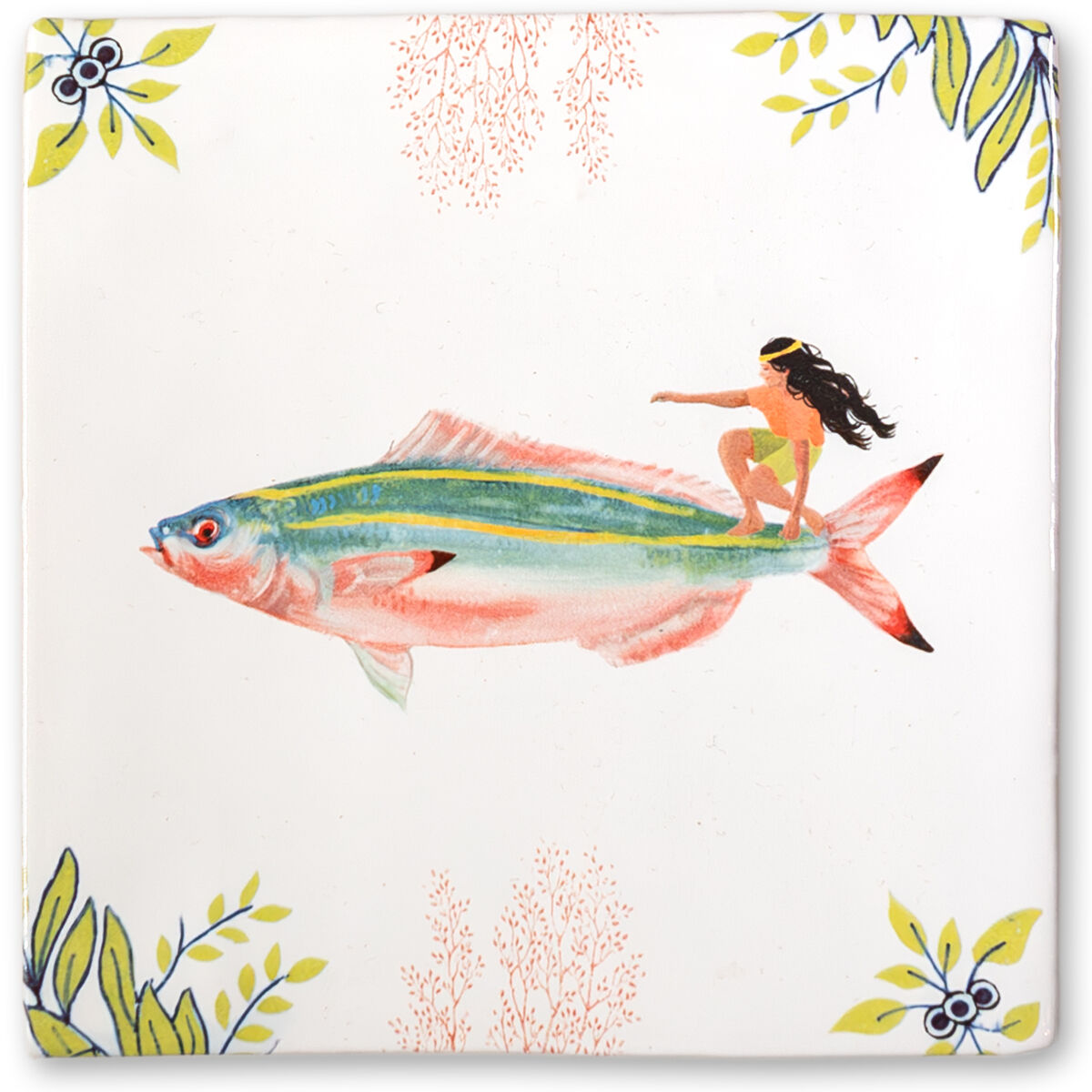Keramikfliese mit einem farbenfrohen Design: Ein Surfer auf einem großen Fisch, umgeben von dekorativen floralen Motiven. Der Hintergrund ist in Weiß gehalten und die Fliese hat Akzente in Rosa, Blau, Grün und Schwarz.