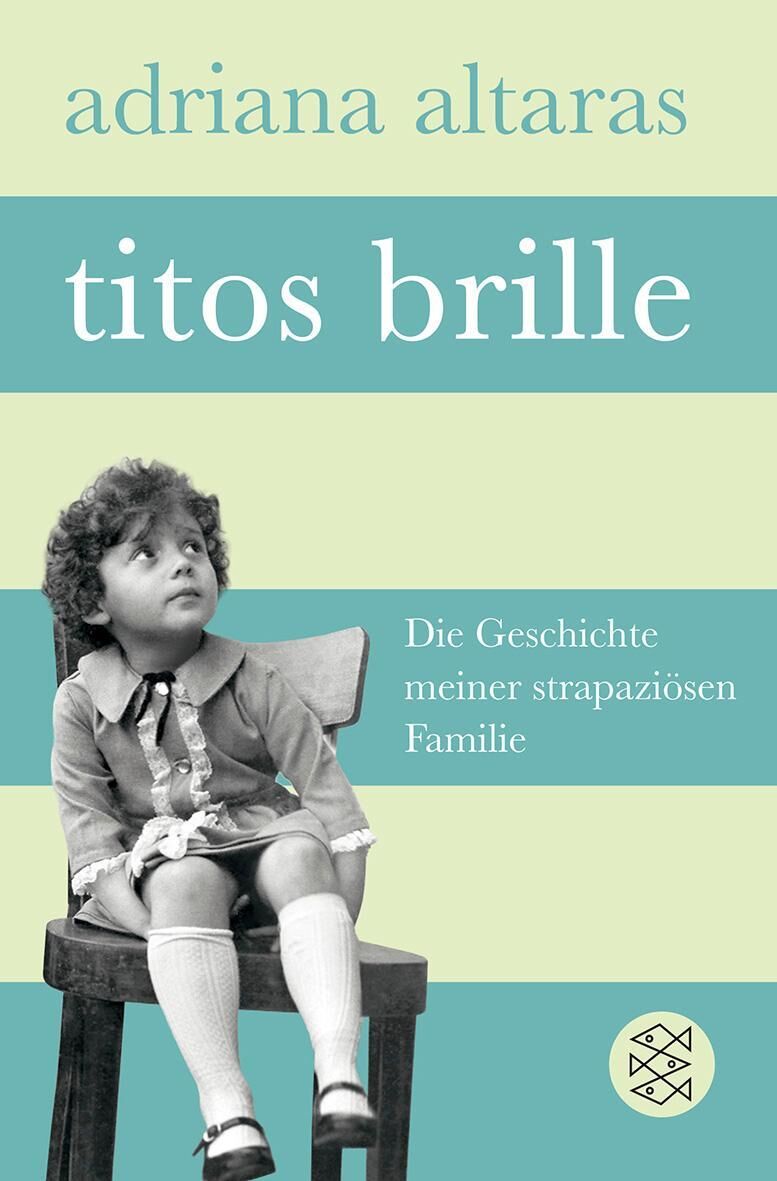 Buchcover von 'Titos Brille' von Adriana Altaras. Es zeigt ein kleines Mädchen in einem nostalgischen Kleid, das auf einem Stuhl sitzt. Der Hintergrund ist in pistaziengrün und hellblau gestreift mit einem Fischgrätenmuster. Text in Weiß und Schwarz gibt den Titel und Untertitel an.