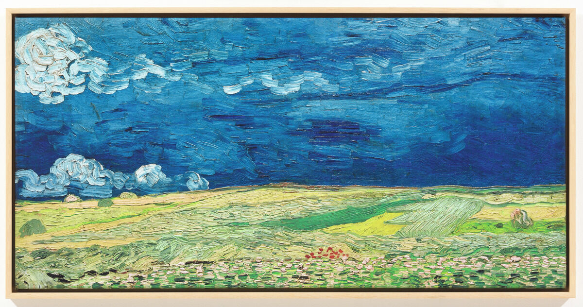 Das Gemälde 'Kornfeld bei Gewitterstimmung' von Vincent van Gogh aus dem Jahr 1890 zeigt eine Landschaft mit weiten Feldern unter einem dramatisch bewölkten Himmel. Die dominierenden Farben sind Blau und Grün, unterbrochen von gelben und weißen Akzenten.