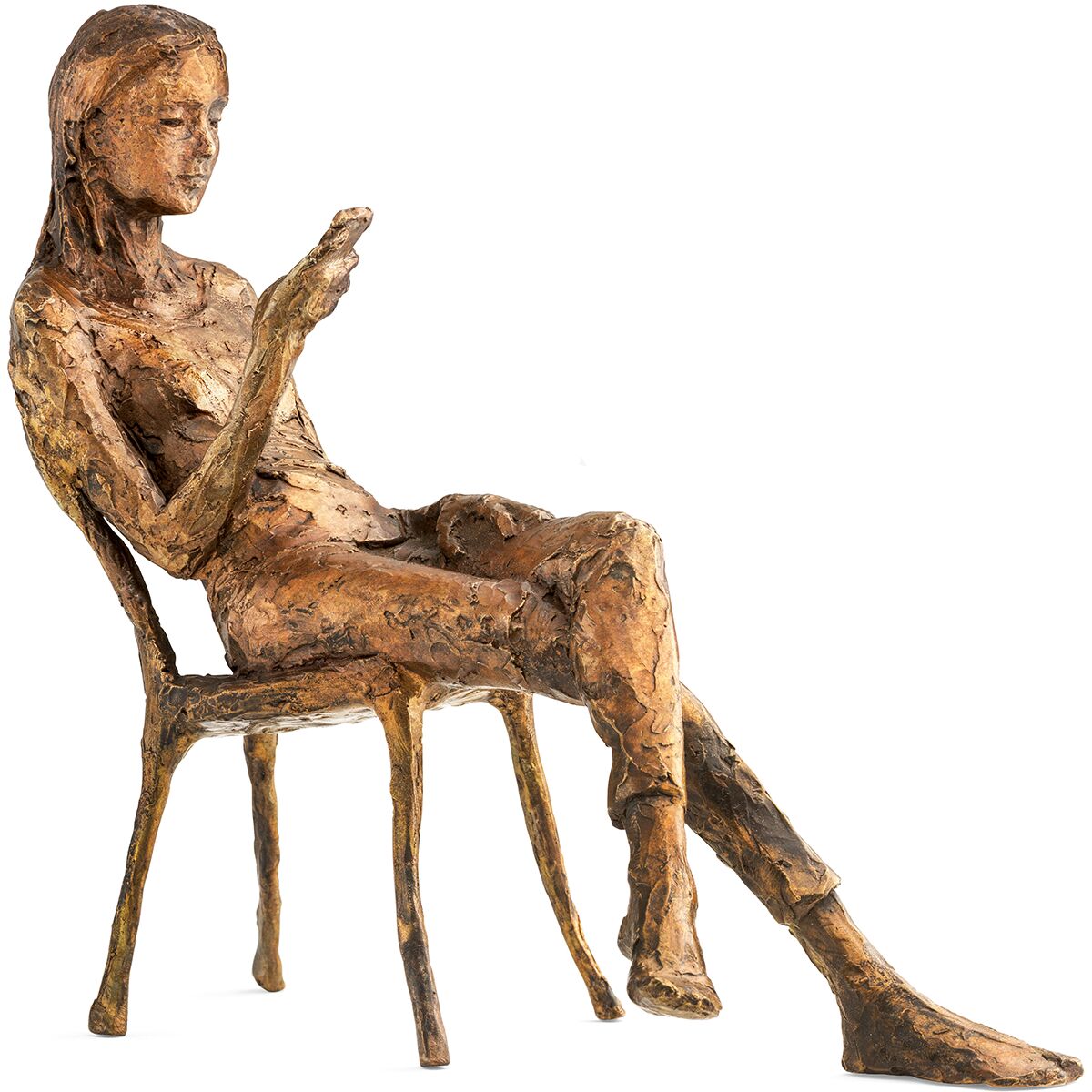 Die bronzefarbene Skulptur zeigt eine nachdenkliche Frau auf einem Stuhl. Sie sitzt entspannt mit übereinandergeschlagenen Beinen, schaut auf ein in der Hand gehaltenes Objekt. Die Oberfläche ist strukturiert und gold-bronzefarben patiniert.