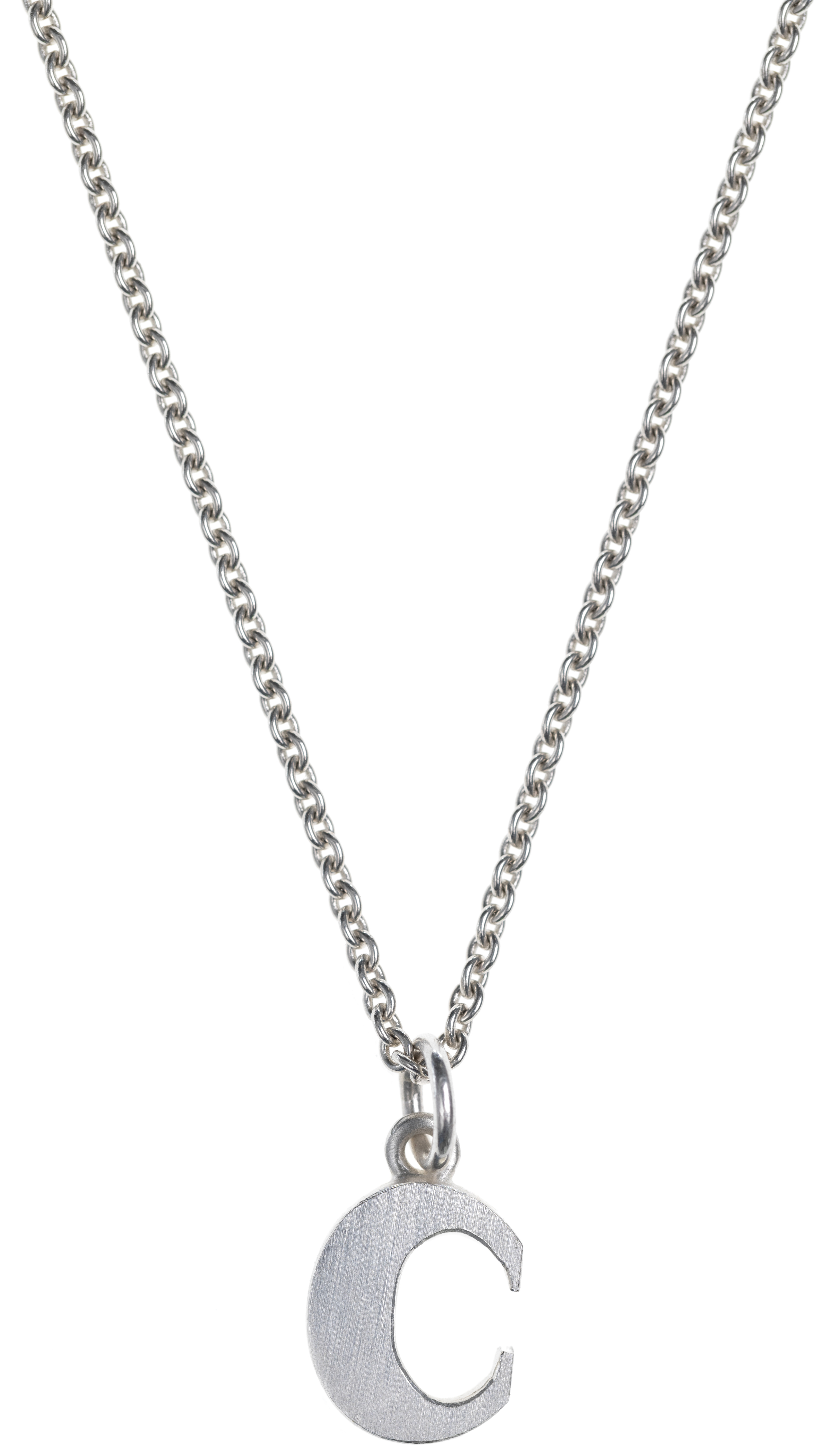 Eine filigrane Silberkette mit einem massiven Anhänger in Form des Buchstabens C. Der Anhänger ist matt gebürstet, hat eine schlichte, moderne Gestaltung und ist an einer feingliedrigen Kette befestigt. Das Schmuckstück wirkt edel und minimalistisch.