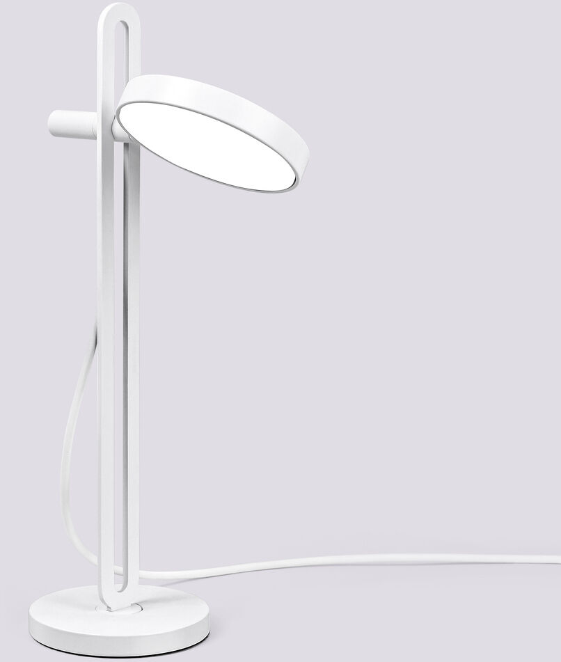 Eine moderne, minimalistische Tischlampe mit dem Namen »Echo«. Sie besteht aus weißem Metall und hat ein schlankes Design. Die Lampe steht auf einem runden Sockel und hat einen runden, verstellbaren Lampenschirm mit LED-Beleuchtung. Ein Kabel ist an der Rückseite der Lampe sichtbar.