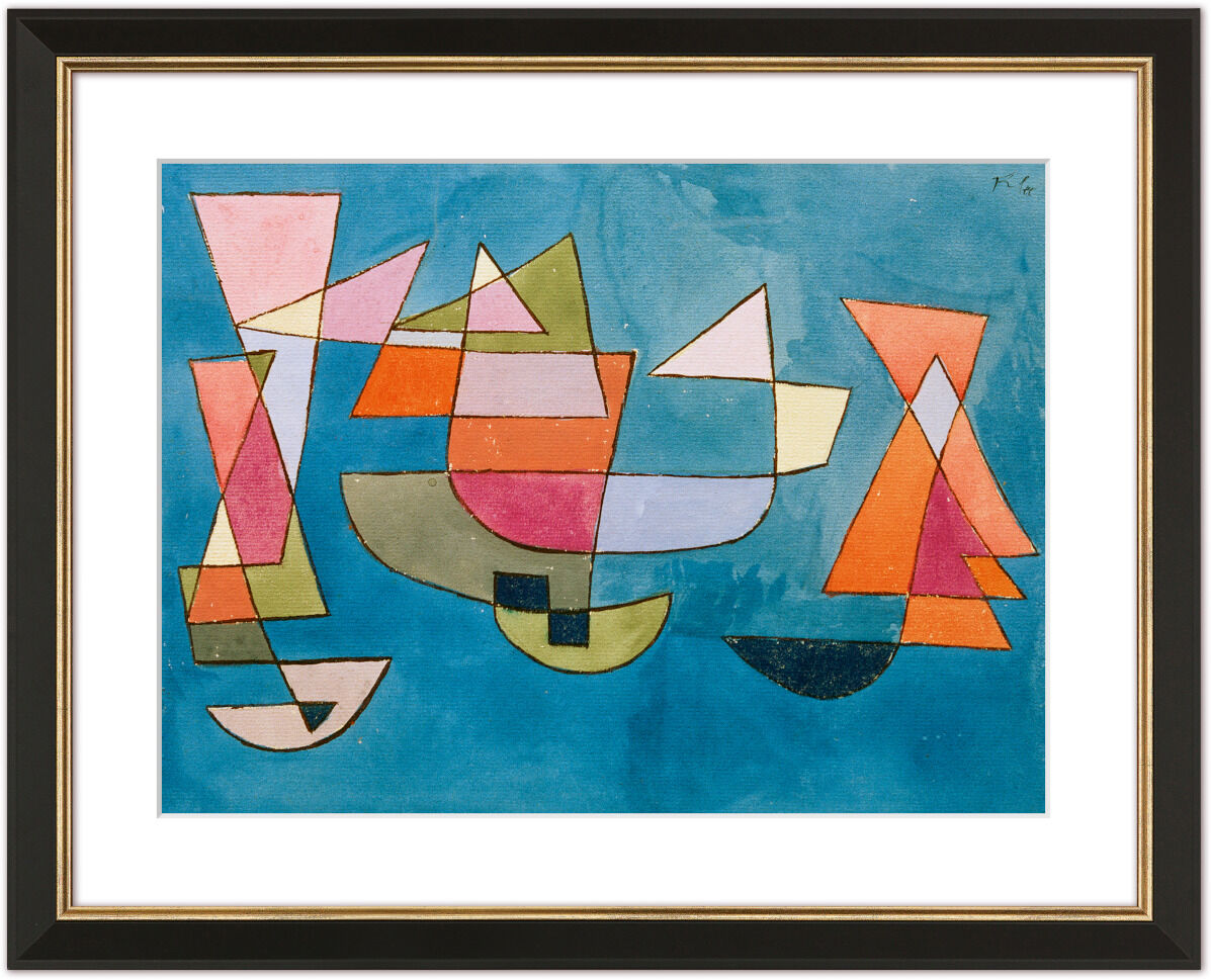 Ein Kunstwerk von Paul Klee mit dem Titel 'Segelschiffe' von 1927, das in einem abstrakten Stil mit geometrischen Formen auf einer blauen Hintergrundfläche gemalt ist. Die Segelschiffe bestehen aus Formen in Orange, Grün, Rosa und Schwarz. Das Bild ist in einem schwarzen Rahmen mit weißem Passepartout eingefasst.