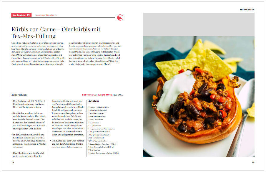 Kochbuch »Sonntagsessen« offen auf einer Seite mit Anleitung für Kürbis con Carne - Ofenkürbis mit Tex-Mex-Füllung. Rechts ein Bild eines gefüllten Kürbisses, garniert mit Maischips und Sahne.