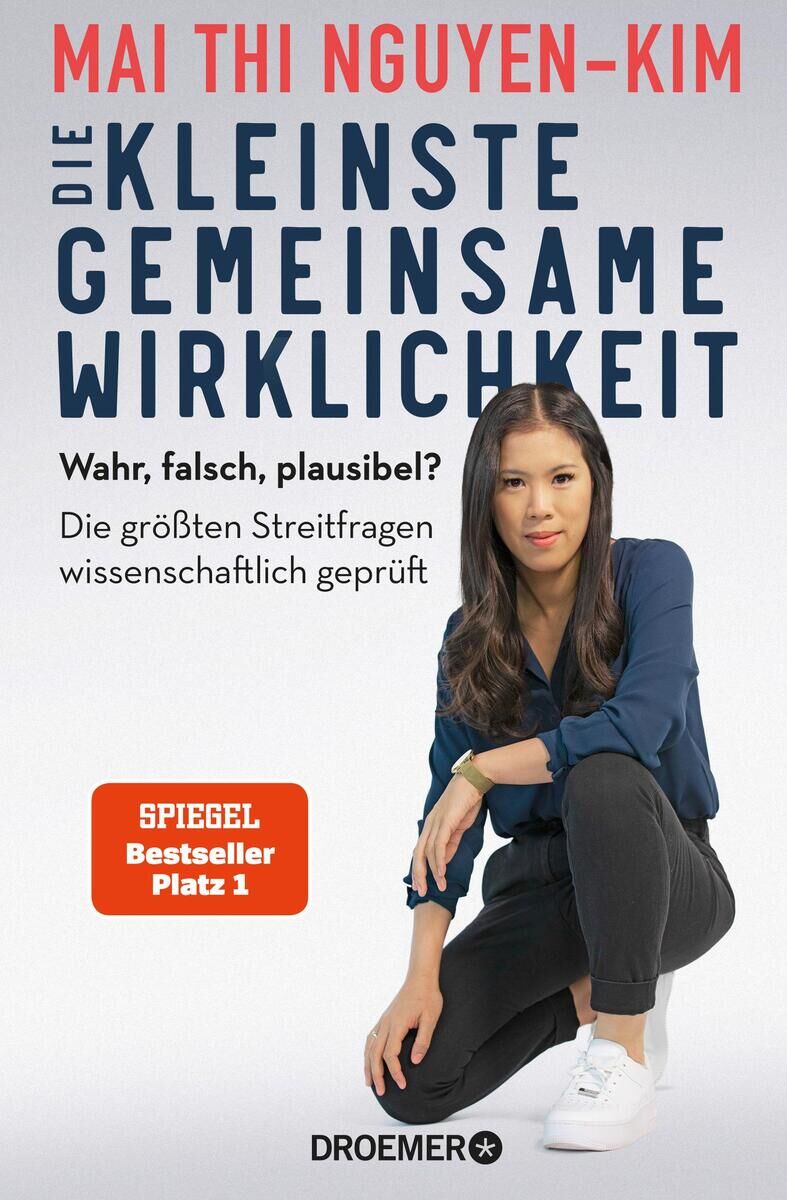 Cover des Buches 'Die kleinste gemeinsame Wirklichkeit' von Mai Thi Nguyen-Kim. Untertitel: 'Wahr, falsch, plausibel? Die größten Streitfragen wissenschaftlich geprüft.' Es zeigt eine Frau in lässiger Kleidung, die auf dem Boden sitzt. Ein 'Spiegel Bestseller Platz 1'-Badge ist ebenfalls zu sehen.
