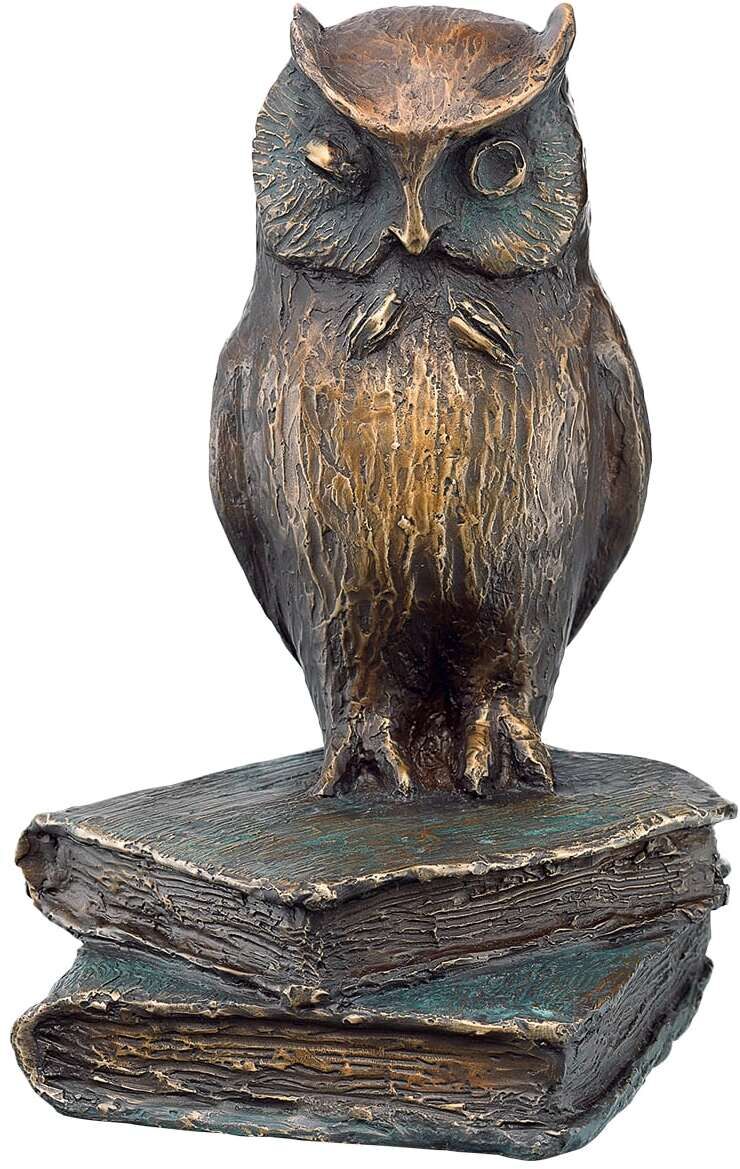 Bronzeskulptur einer Eule von Kurt Arentz, die auf zwei gestapelten Büchern sitzt.