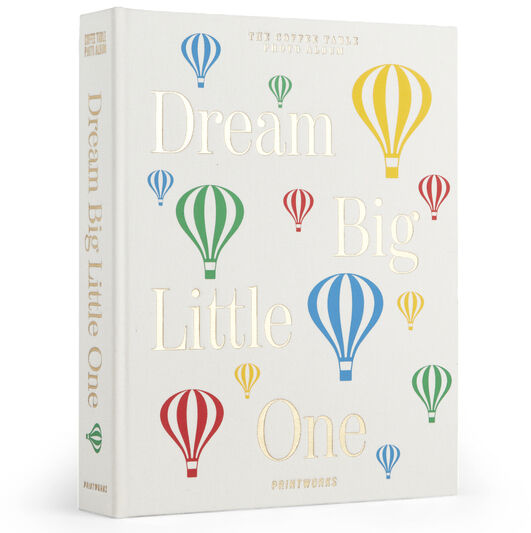 Ein Babyalbum mit dem Titel »Dream Big Little One«. Das Cover ist weiß und zeigt bunte Heißluftballons in Blau, Rot, Gelb und Grün.