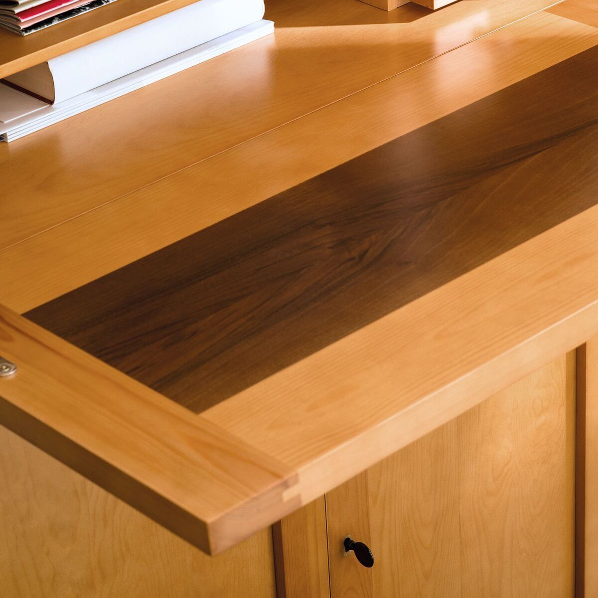 Ein moderner Holzschreibtisch mit einer dunkleren Holzplatte in der Mitte. Der Schreibtisch verfügt über mehrere Fächer und Bereiche zur Organisation von Dokumenten und Schreibutensilien. Ein idealer Arbeitsplatz für ein Homeoffice oder ein Büro.