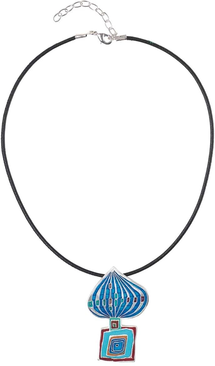 Collier „Zwiebelturm“ nach Hundertwasser mit einem geometrisch geformten, bunten Anhänger in Blau, Rot und Silber an einem schwarzen Halsband.