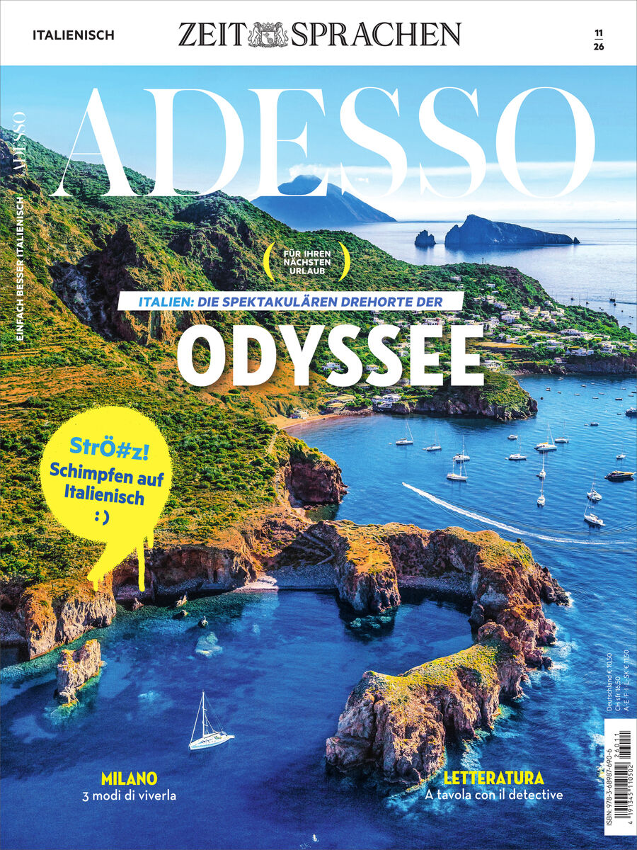 Titelblatt des Adesso Magazins 11/2026 von Spotlight Verlag. Zu sehen ist eine spektakuläre italienische Küstenlandschaft mit Felsen, grüner Vegetation und blauem Meer. Im Vordergrund Boote, im Hintergrund kleine Inseln. Titelthema: Drehorte der Odyssee.