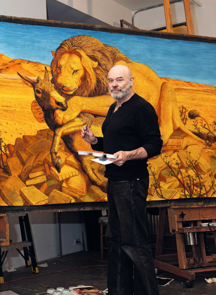 Ein Mann steht vor einer großen Leinwand, die ein Gemälde eines Löwen zeigt, der eine Antilope in einer wilden Umgebung erlegt. Der Künstler trägt schwarze Kleidung und hält Malutensilien in der Hand. Die Szene ist farbenfroh und detailliert gemalt.