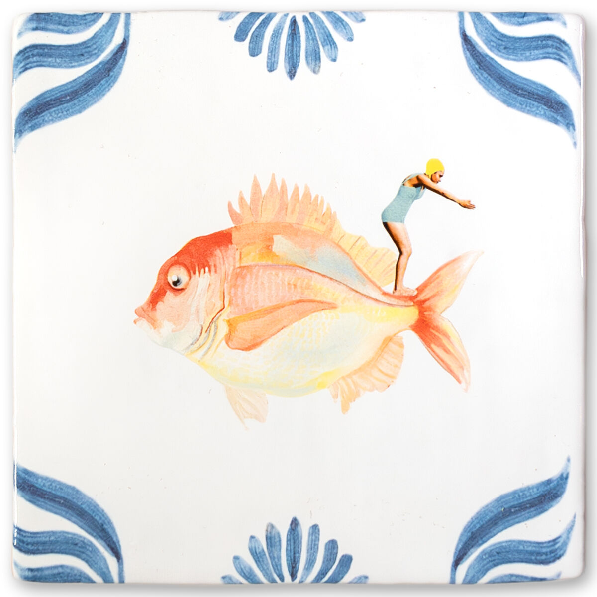 Keramikfliese mit einem bunten Design: Ein Schwimmer in einem Badeanzug steht auf einem großen, detailreichen Fisch. Die Ecken der Fliese sind mit blauen Mustern verziert.
