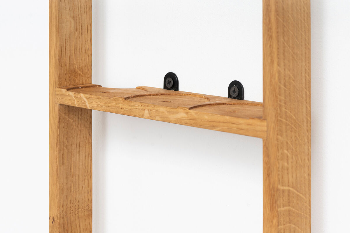 Ein hochwertiges Gewürzregal aus Naturholz, das an der Wand montiert ist. Es hat ein schlichtes, minimalistisches Design und bietet Platz für mehrere Gewürze mit zwei sichtbaren schwarzen Schrauben für die Befestigung.