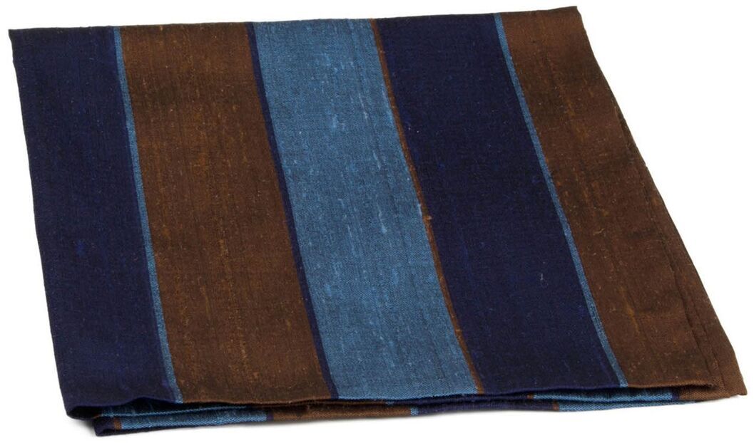 Ein Accessoire-Set namens 'Goldenstripe's Edition', bestehend aus einem textilen Gegenstand, der braune und blaue Streifen aufweist.