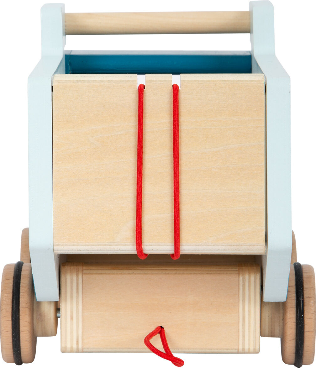 Ein Holz-Nachzieh-Kipplaster für Kinder mit roten Schnüren und blauen Akzenten, geeignet für Kleinkinder zur Förderung der Motorik.