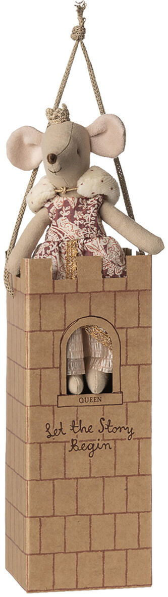 Stoffmaus mit Krone und floralem Kleid sitzt in einem aus Pappe gestalteten, mittelalterlichen Turm. Auf dem Turm steht 'Let the Story begin', darunter ist ein kleines Fenster mit einer weiteren Mausfigur. Das Produkt ist fantasievoll gestaltet und eignet sich als Dekoration oder Geschenk, insbesondere für Mütter und Kinder.