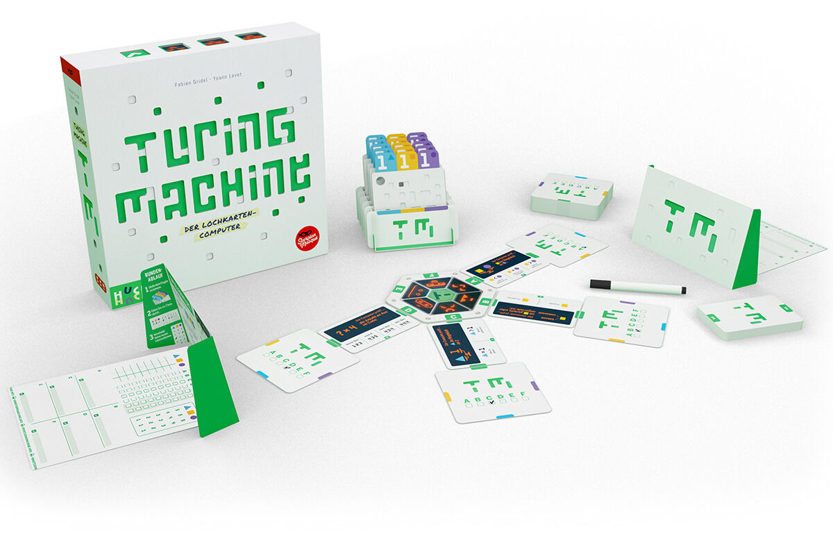 Das Bild zeigt ein Brettspiel namens 'Turing Machine' mit mehreren Karten, Tabellen und einem Stift, ausgelegt auf einem Tisch. Die Verpackung ist weiß mit grüner Schrift und bunten Details.