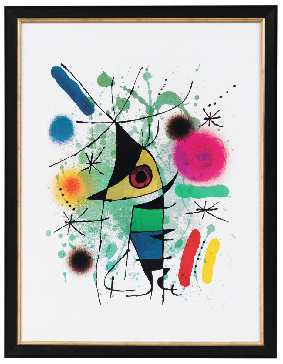 Ein Kunstdruck aus dem Jahr 1972 von Joan Miró mit dem Titel »Der singende Fisch«. Die Abbildung zeigt einen abstrakten, farbenfrohen Fisch mit lebendigen Punkten und Linien vor einem weißen Hintergrund. Die Farben Grün, Blau, Pink, Schwarz, Gelb und Rot sind prominent.