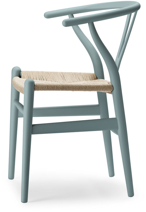 Ein hellblauer Designer-Stuhl von Carl Hansen, Modell CH24 Soft, mit natürlichem Sitzgeflecht. Der Stuhl zeigt skandinavisches Design mit minimalistischen Linien und hoher Handwerkskunst.