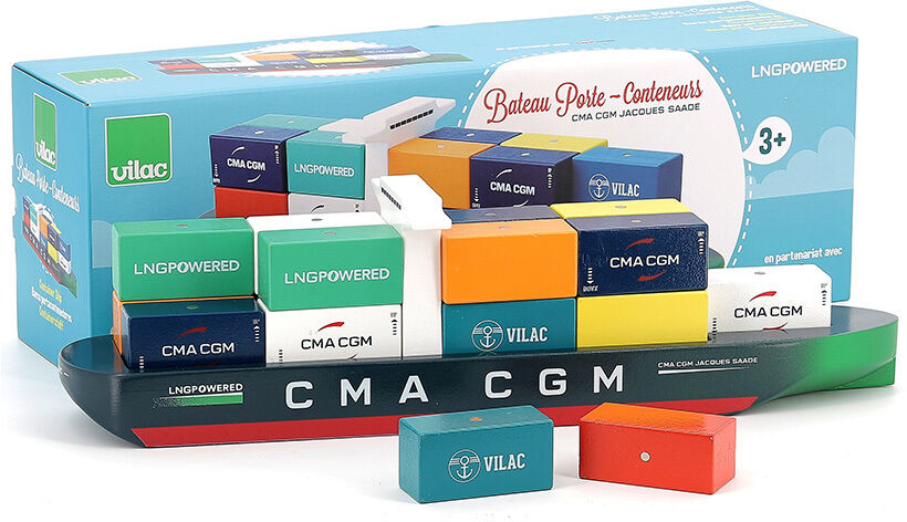 Produktfoto eines Container Schiffs als Holzspielzeug, hergestellt von Vilac. Das Paket zeigt bunte Container und ein Schiff mit der Aufschrift 'CMA CGM'. Empfohlen für Kinder ab 3 Jahren.