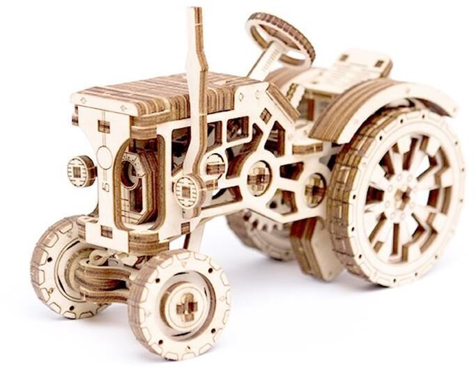 3D-Holzmodell eines detaillierten Traktors, bestehend aus vielen kleinen Holzkomponenten. Der Traktor steht auf drei Rädern und zeigt viele fein gearbeitete mechanische Details. Das Modell ist in natürlichen Holzfarben gehalten.