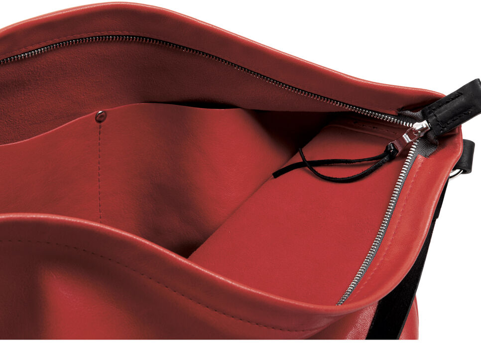 Ein schlichter und moderner Pouch namens »Nabuko« aus rotem Leder mit Zipper und praktischen Innenfächern.