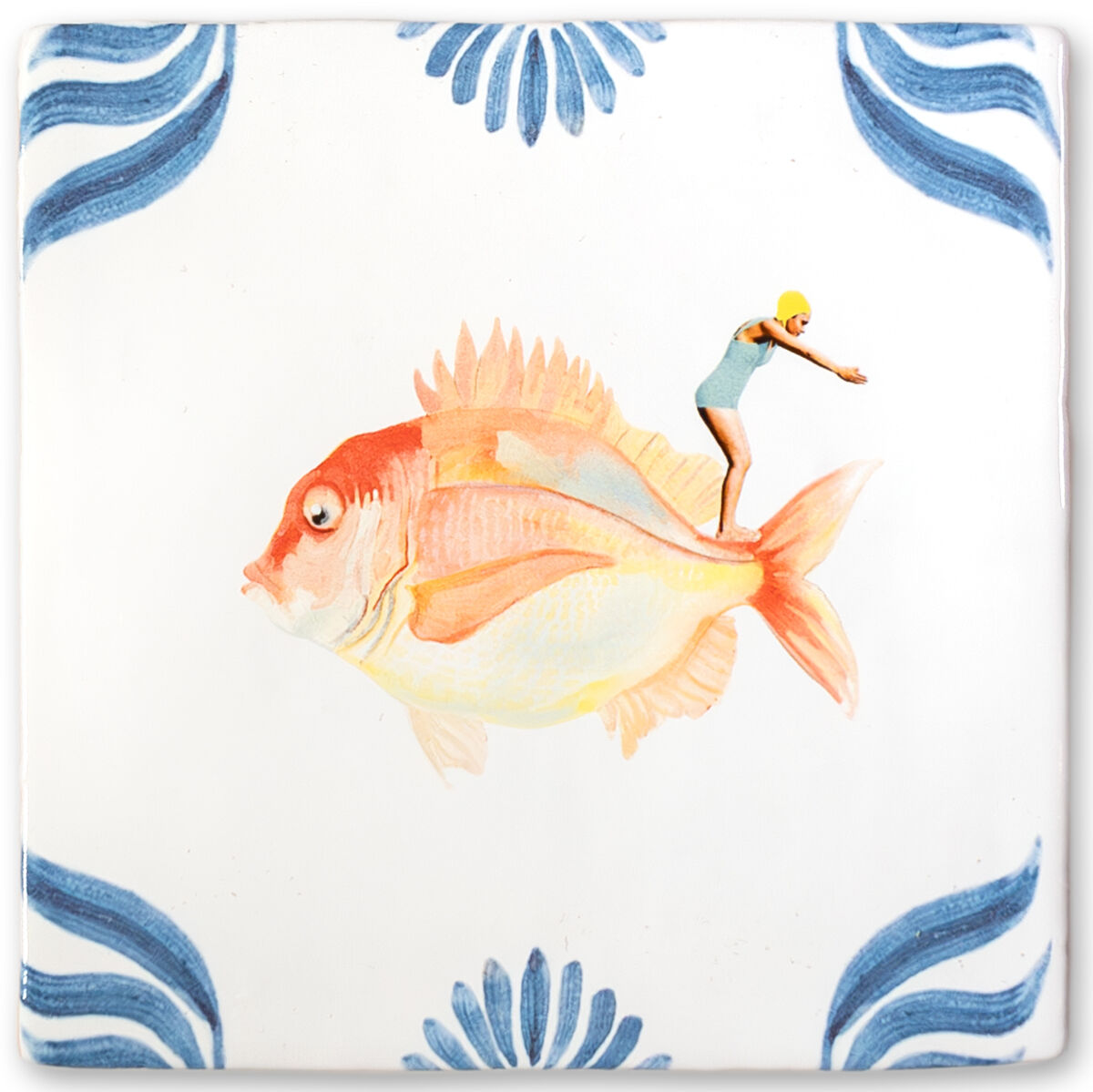 Eine handbemalte Keramikfliese zeigt einen farbenfrohen Fisch in Orange und Gelb, über dem eine Schwimmerin in blauer Badebekleidung in einem mutigen Sprung posiert. Die Ränder der Fliese sind mit blauen und weißen Mustern verziert.