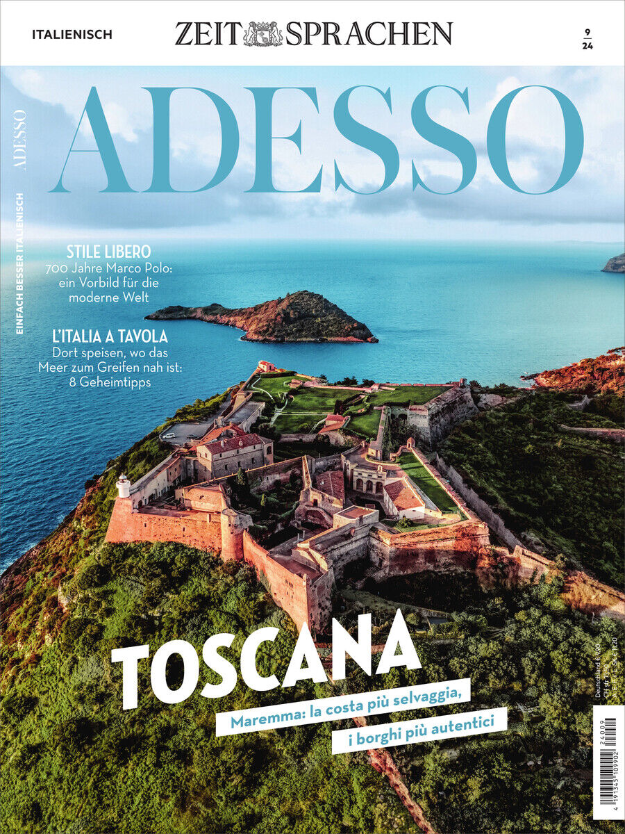 Das Cover des Adesso Magazin 09/2024 zeigt eine beeindruckende Landschaft der toskanischen Insel mit blauen und grünen Farbtönen, historischen Gebäuden und Küstenlinie. Oben in der Mitte steht der Titel “Adesso” in großen blauen Buchstaben mit einem Hinweis auf „Italienisch“ und eine großzügige Ansicht der Mittelmeerküste darunter.