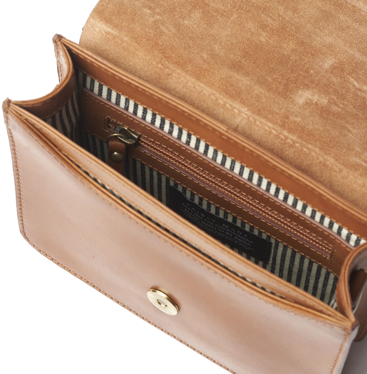 Bild einer Mini-Tasche namens 'Audrey Mini' aus braunem Leder mit Knopfverschluss. Innenfutter mit schwarz-weißem Streifenmuster und goldenen Details.